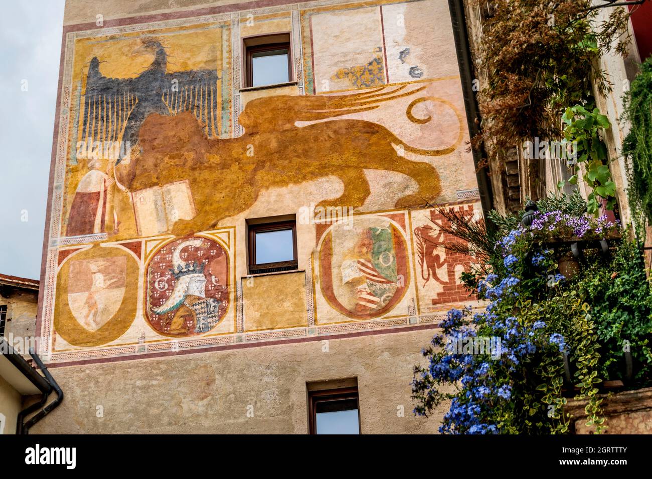 Die mit Fresken bemalten Porta Dieda (Tor von Dieda), die Überreste der minderwertigen Burg, in Bassano del Grappa, Provinz Vicenza, Venetien, Italien Stockfoto