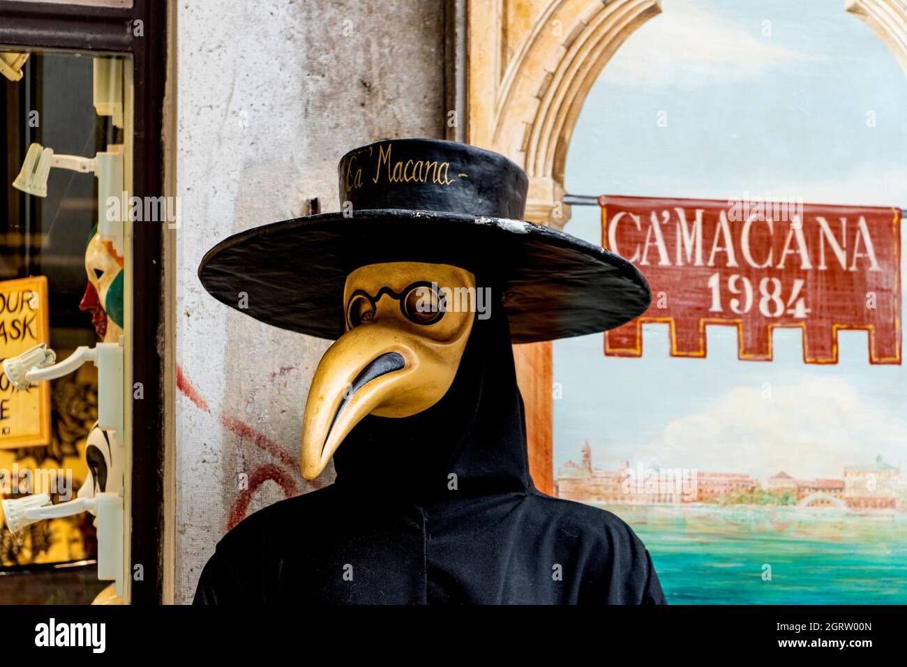 Karnevalsmaske, die die Maske reproduziert, die von Pestärzten getragen wird, um sie vor der Bubonic Pest zu schützen, in einem traditionellen Geschäft von Venedig, Italien Stockfoto
