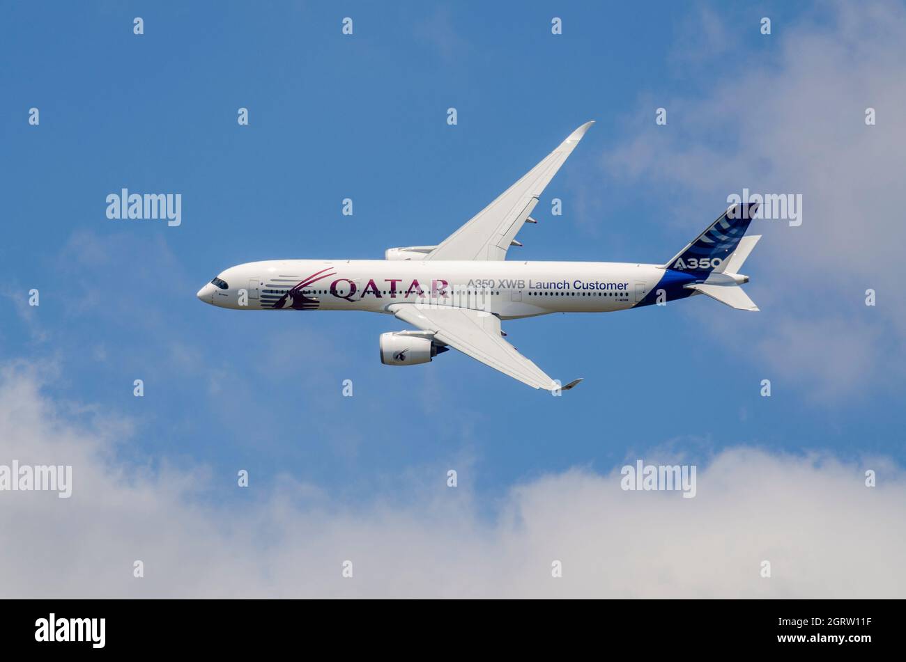 Das Airbus A350-Düsenflugzeug feiert das öffentliche Debüt des brandneuen Typs auf der Farnborough 2014 in Katar-Lackierung. Katar ist der Launch-Kunde des XWB Stockfoto