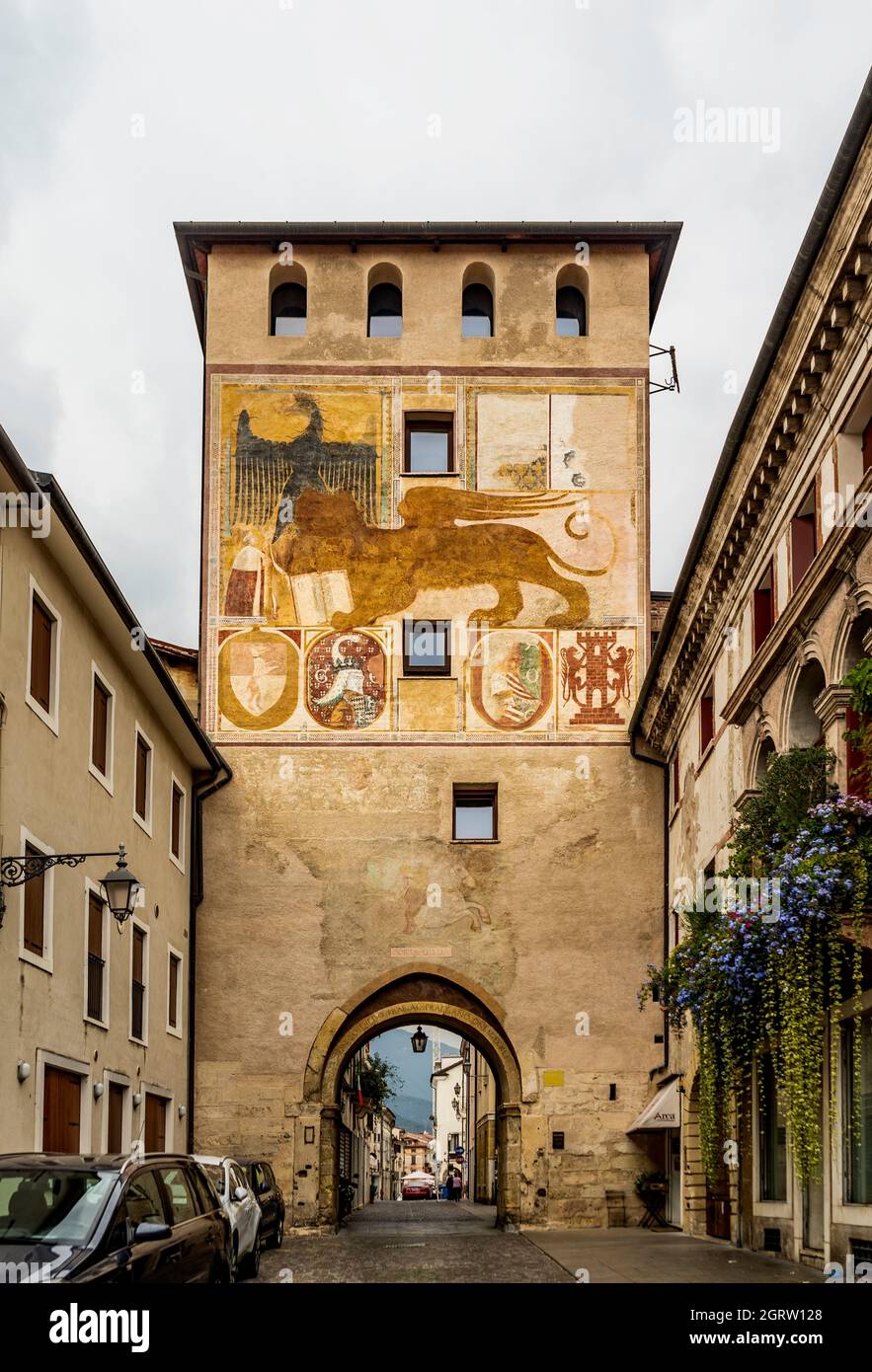 Die mit Fresken bemalten Porta Dieda (Tor von Dieda), die Überreste der minderwertigen Burg, in Bassano del Grappa, Provinz Vicenza, Venetien, Italien Stockfoto