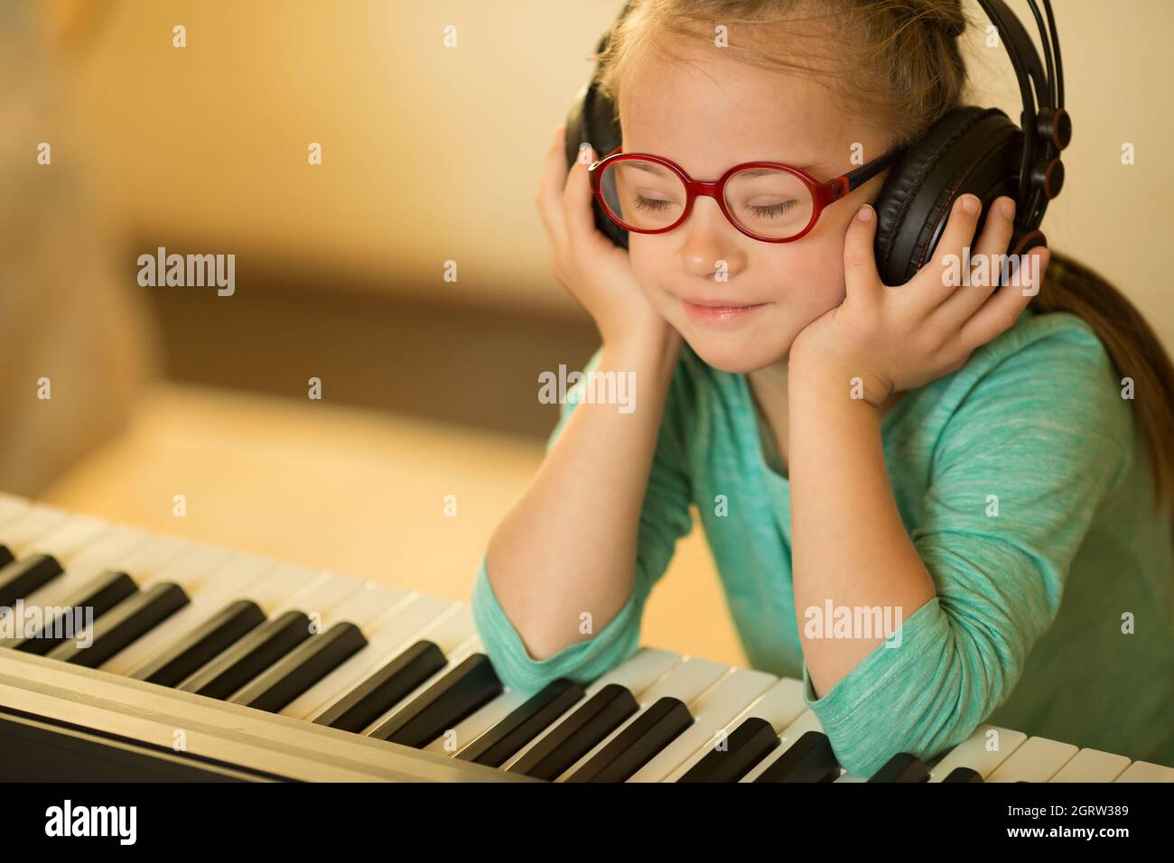 Mädchen mit Down-Syndrom genießt Musik Stockfoto