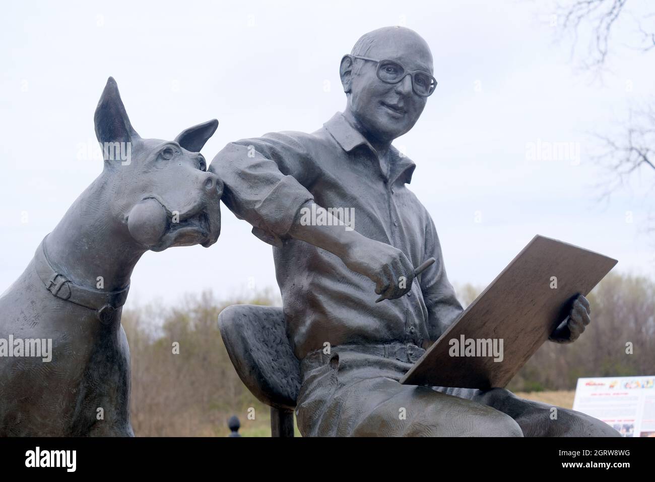 DER KARIKATURIST BRAD ANDERSON UND SEINE MARMADUKE-STATUE IN DER NÄHE SEINER HEIMATSTADT BROCTON, NEW YORK Stockfoto