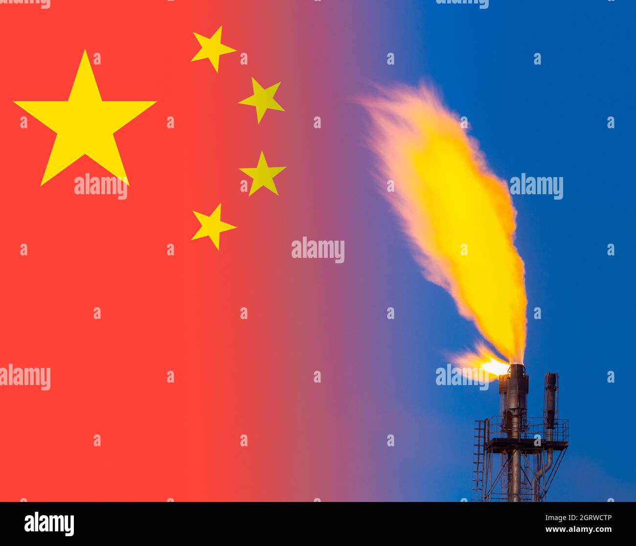 Flagge von China und chemische Anlage Gas Flare Composite. Globale Erwärmung, Klimawandel, Luftverschmutzung, Fabrik, Industrie... Konzept Stockfoto
