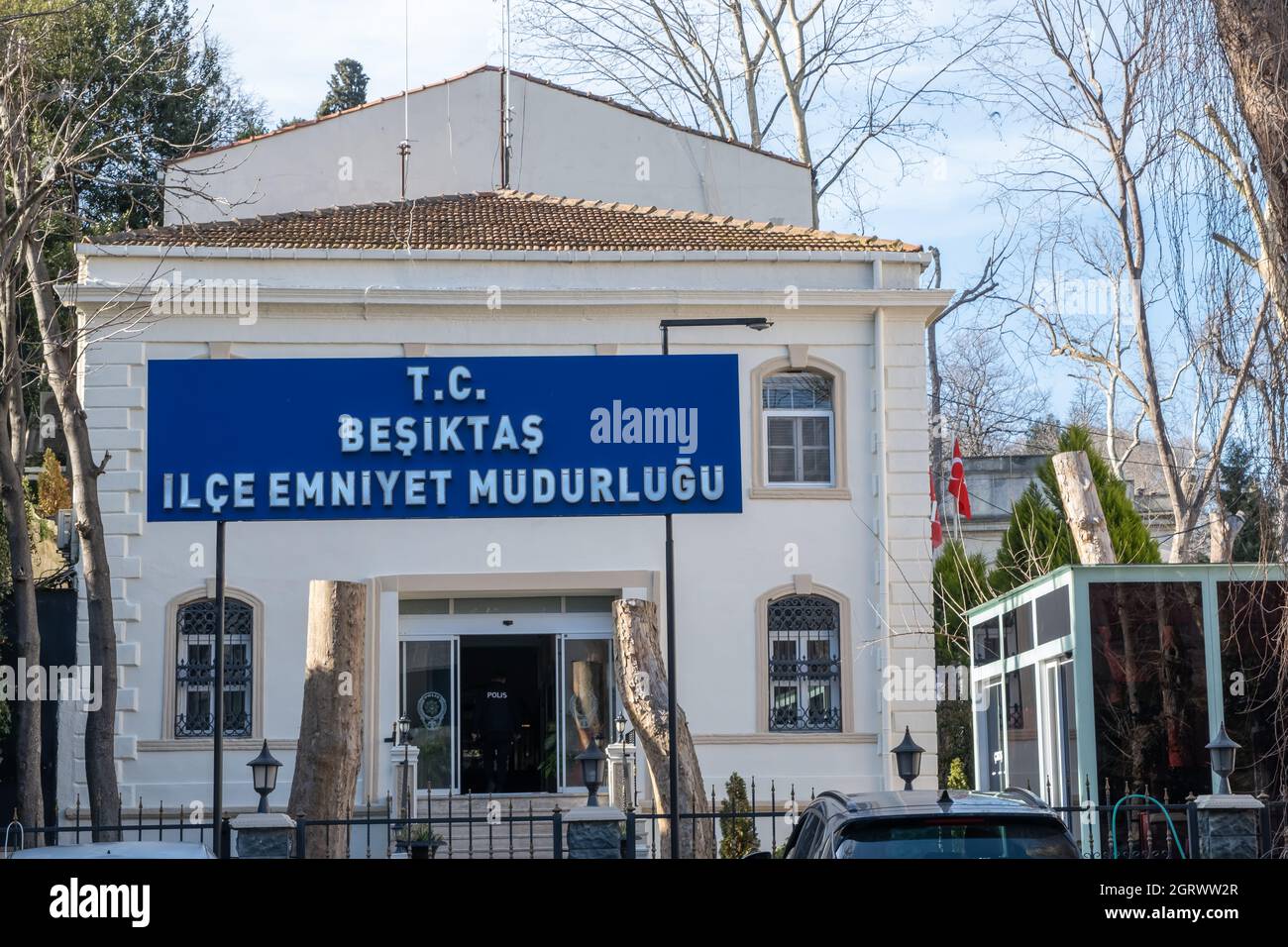 Außenansicht der historisch aussehenden Besiktas (türkisch; Beşiktaş) Polizeiwache, die sich im Stadtteil Beşiktaş von Istanbul, Türkei, befindet. Stockfoto