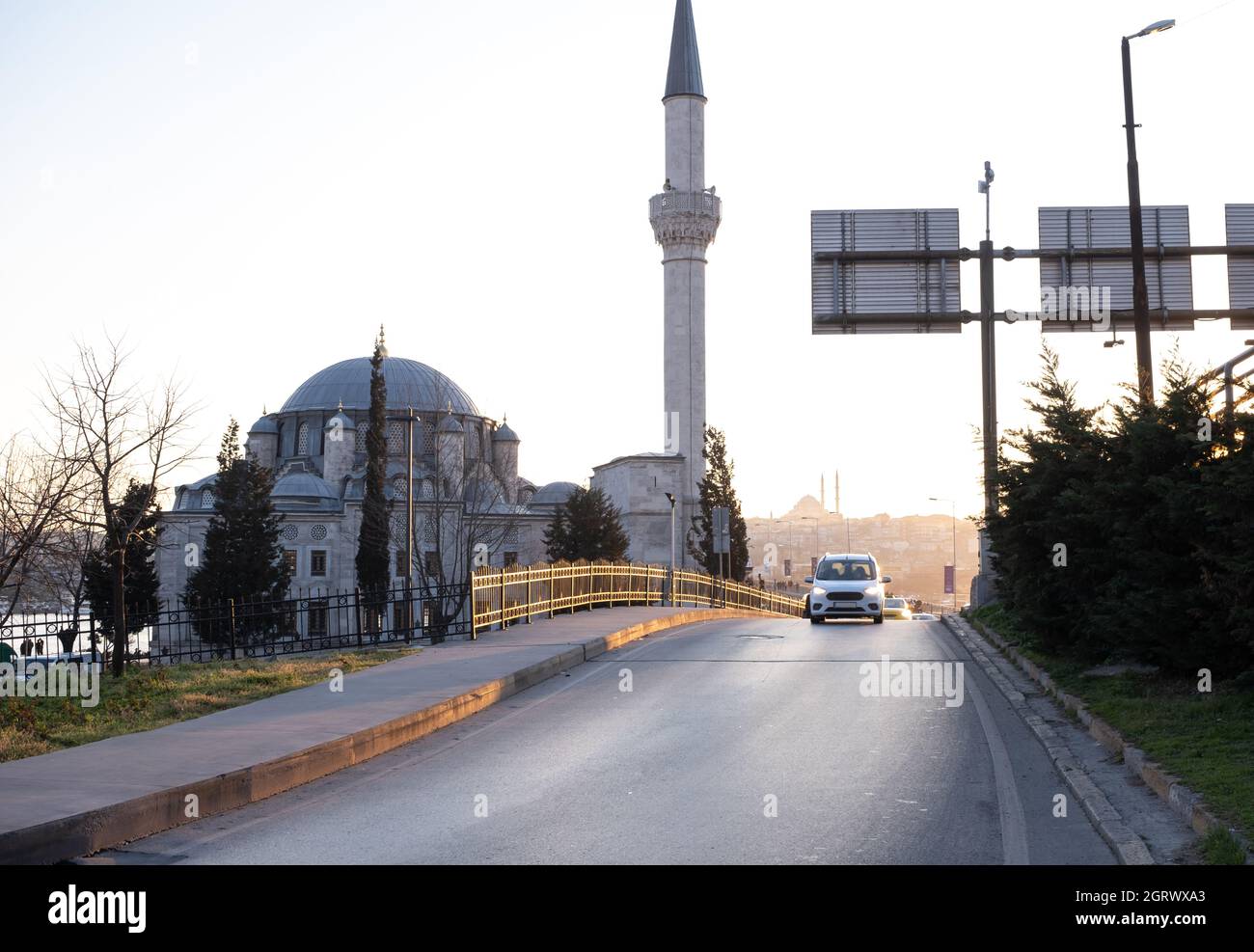 Fernansicht der historischen Sokullu Mehmet Pasha Moschee und der Unkapani Brücke im Azapkapi Viertel von Istanbul, Türkei. Stockfoto