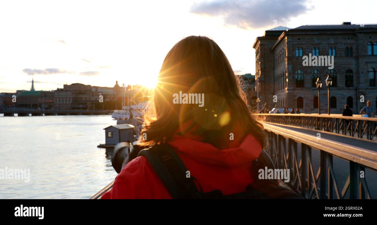 Stockholm, Schweden. Junge Kaukasische Frau Dame Tourist Traveler Zu Fuß Auf Der Berühmten Skeppsholmsbron - Skeppsholm Brücke. Beliebter Ort, Wahrzeichen Und Stockfoto