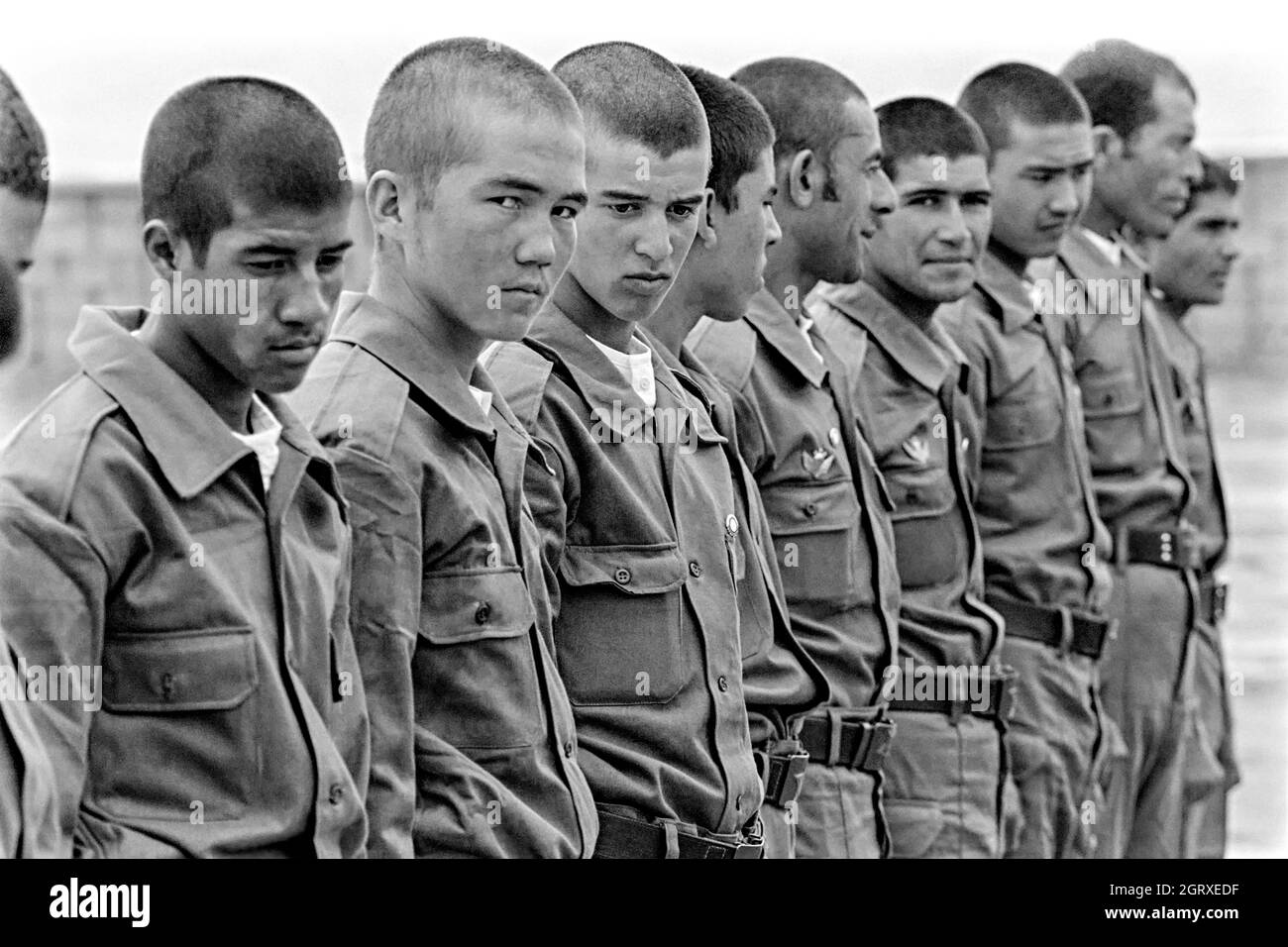 KABUL, AFGHANISTAN. April 1988. Junge afghanische Rekruten sehen sich eine Präsentation über das Falzen eines Fallschirms im Militärtechnischen Zentrum Nr. 59 an, das am 30. April 1988 außerhalb von Kabul, Afghanistan, liegt. Die Jungen im Alter zwischen 13 und 18 Jahren wurden in die Armee eingezogen, um gegen die Mudschaheddin zu kämpfen. Stockfoto