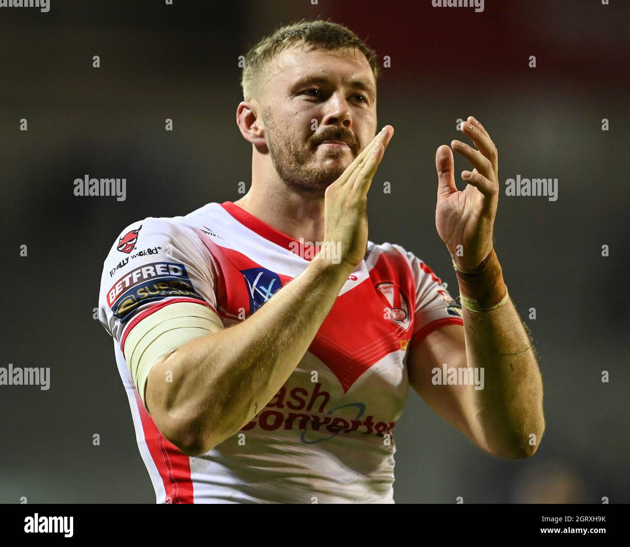 Mark Percival (4) von St. Helens applaudiert die Fans am Ende des Spiels in, am 10/1/2021. (Foto von Craig Thomas/News Images/Sipa USA) Quelle: SIPA USA/Alamy Live News Stockfoto