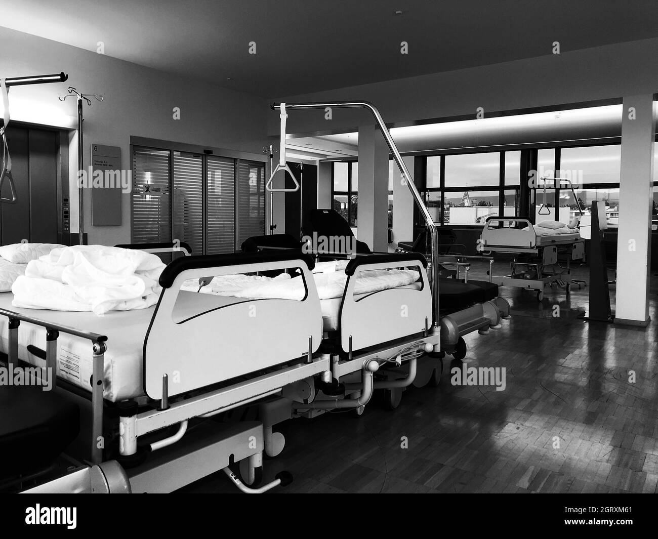 Leere Stühle Und Tische Auf Dem Bett Im Room Hospital Stockfotografie -  Alamy