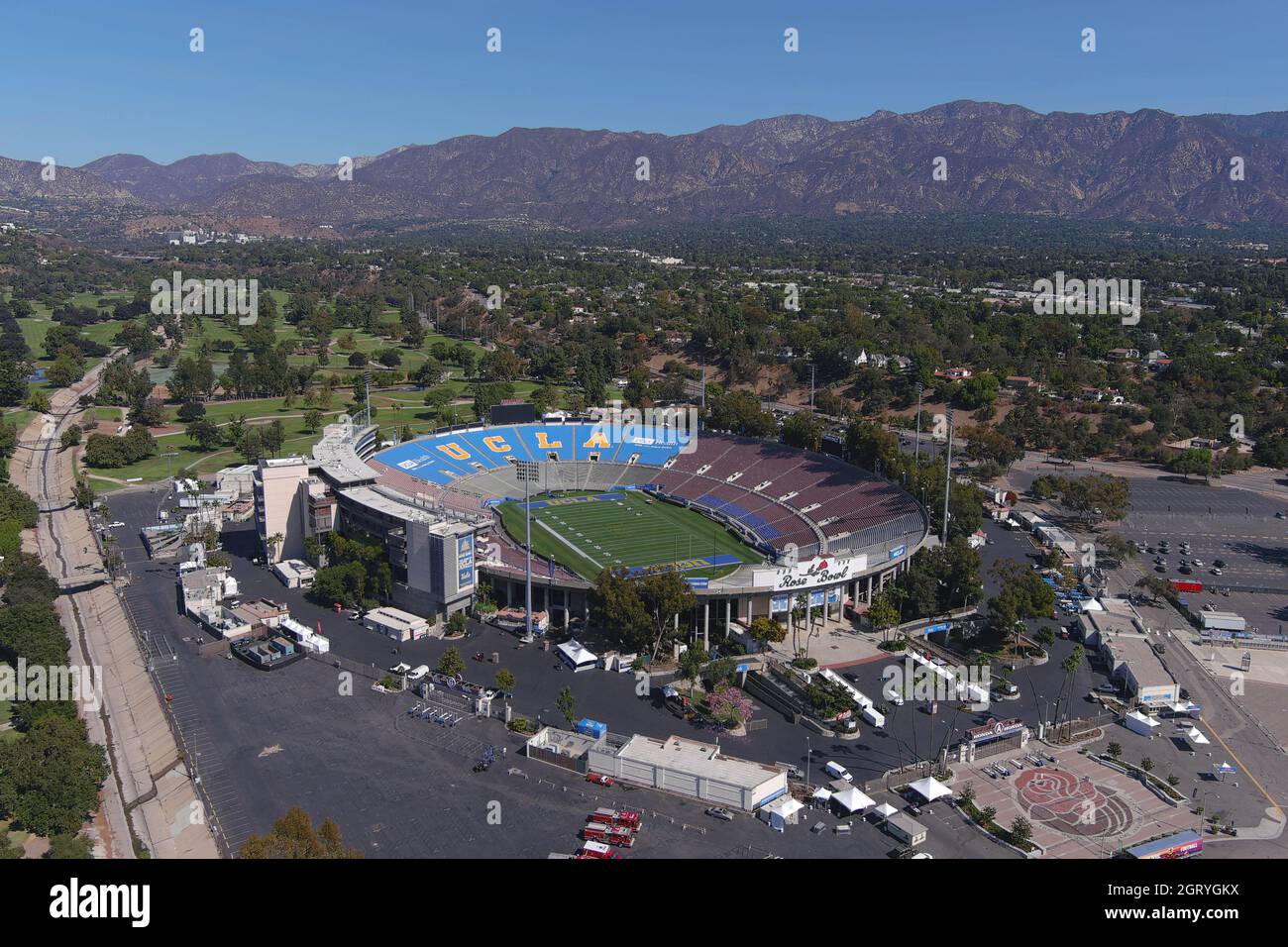 Eine Luftaufnahme des Rose Bowl Stadions mit den San Gabriel Mountains als Hintergrund, Freitag, 1. Oktober 2021, in Pasadena, Kalif = Stockfoto