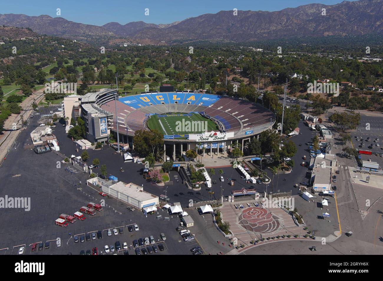 Eine Luftaufnahme des Rose Bowl Stadions mit den San Gabriel Mountains als Hintergrund, Freitag, 1. Oktober 2021, in Pasadena, Kalif = Stockfoto