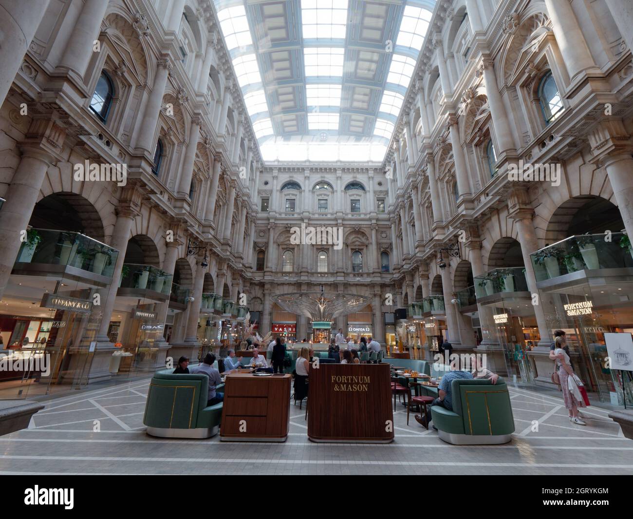 London, Greater London, England, September 21 2021: Fortnum and Mason Bar and Restaurant in the Royal Exchange, City of London. Stockfoto London, Greater London, England, September 21 2021: Fortnum and Mason Bar and Restaurant in the Royal Exchange, City of London. Stockfoto
