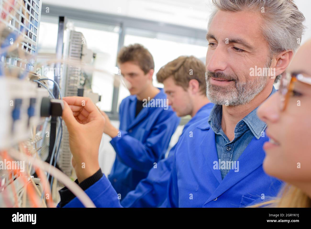 Ein Lehrling Elektriker mit Lehrer Stockfoto