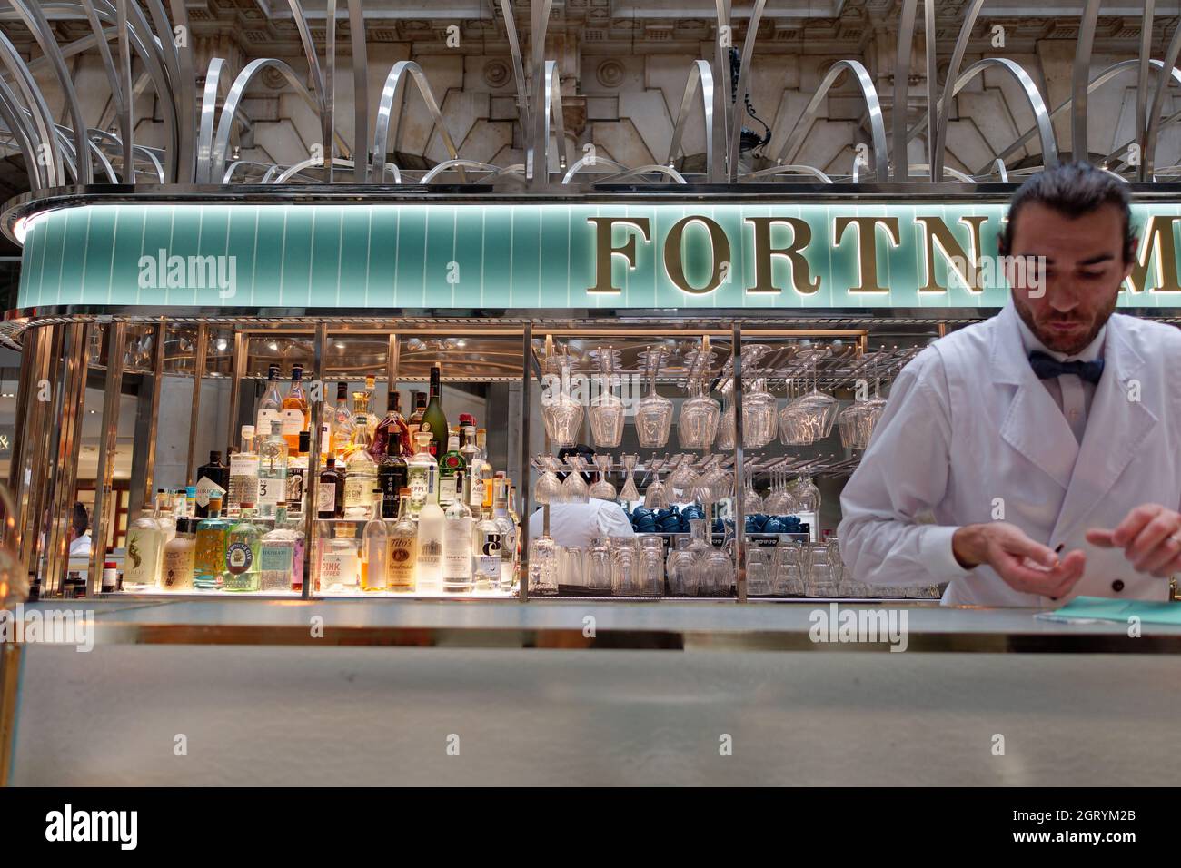 Nahaufnahme der Bar und des Barkeepers in Fortnum und Mason an der Royal Exchange. Stockfoto Nahaufnahme der Bar und des Barkeepers in Fortnum und Mason an der Royal Exchange. Stockfoto