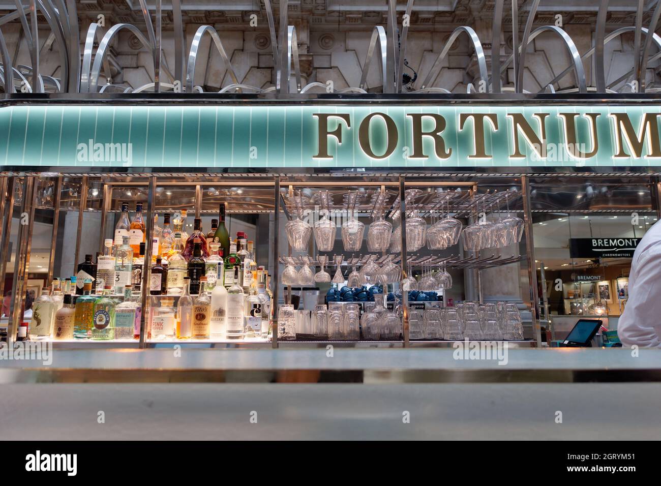 London, Greater London, England, September 21 2021: Nahaufnahme der Bar in Fortnum und Mason Bar and Restaurant in der Royal Exchange, City of London. Stockfoto London, Greater London, England, September 21 2021: Nahaufnahme der Bar in Fortnum und Mason Bar and Restaurant in der Royal Exchange, City of London. Stockfoto