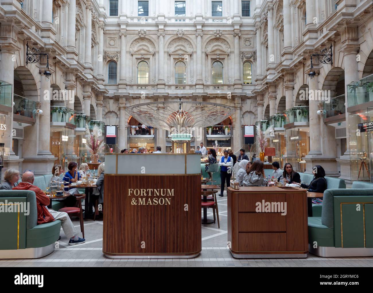 London, Greater London, England, September 21 2021: Fortnum and Mason Bar and Restaurant in the Royal Exchange, City of London. Stockfoto London, Greater London, England, September 21 2021: Fortnum and Mason Bar and Restaurant in the Royal Exchange, City of London. Stockfoto