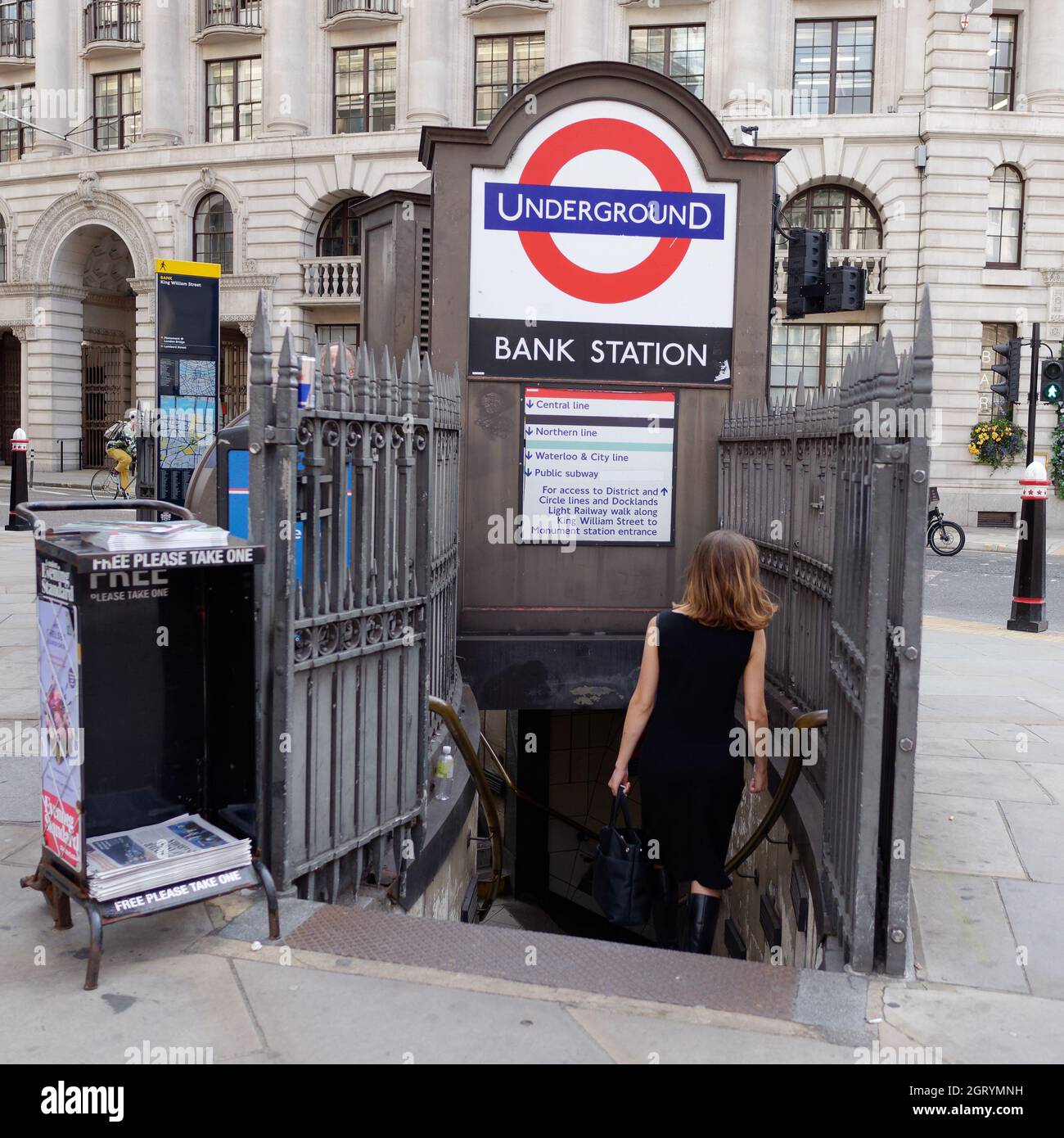 London, Greater London, England, 21 2021. September: Elegante Dame in schwarzem Kleid geht in die U-Bahnstation Bank. Stockfoto