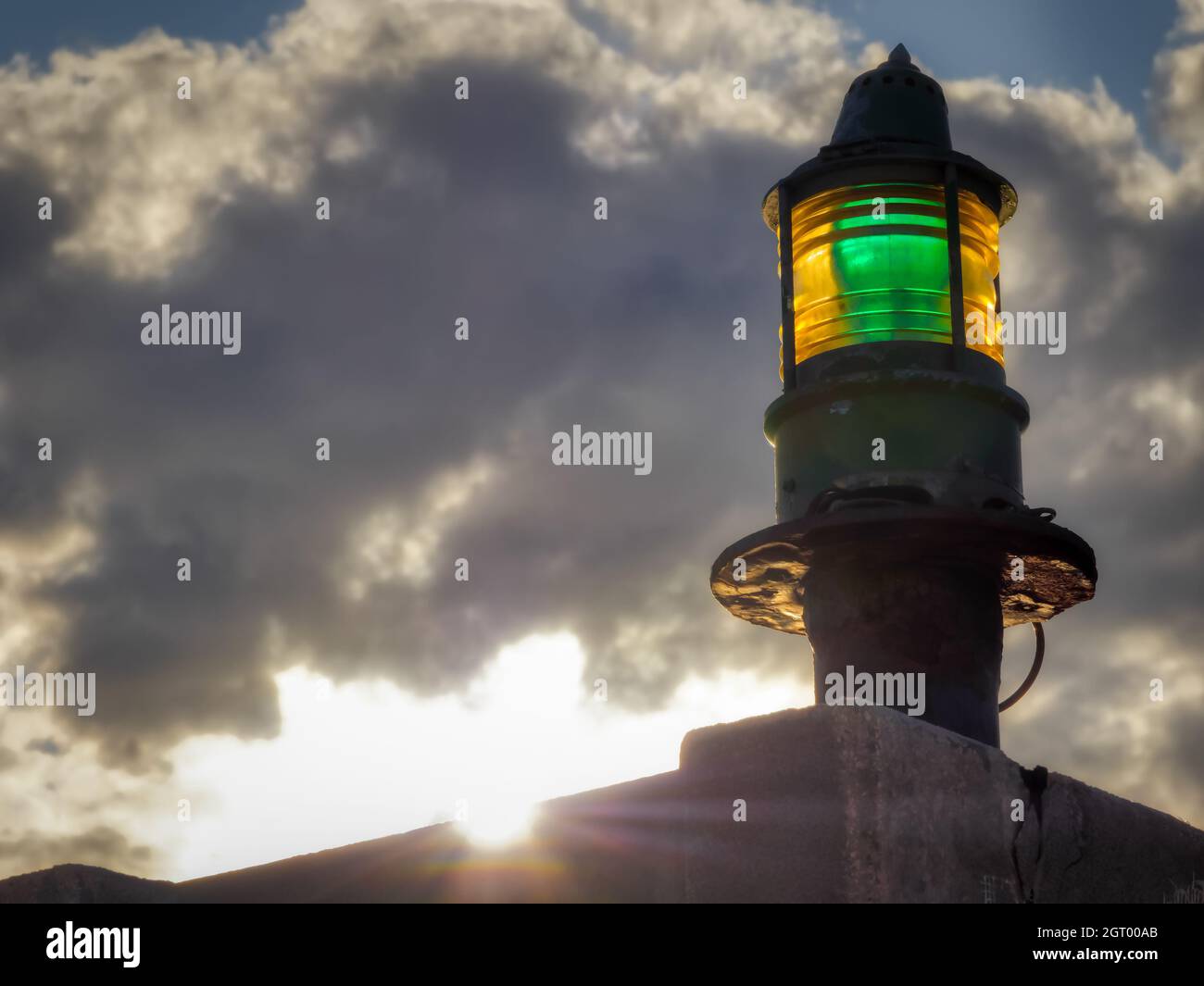 Leuchtturm grünes Leuchtfeuer gegen bewölkten Himmel Stockfoto
