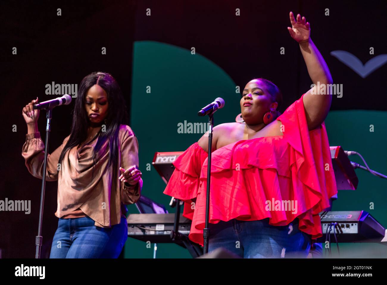 Sara Williams singt für Ledisi auf der Hauptbühne während des Monterey Jazz Festivals 2021 Stockfoto