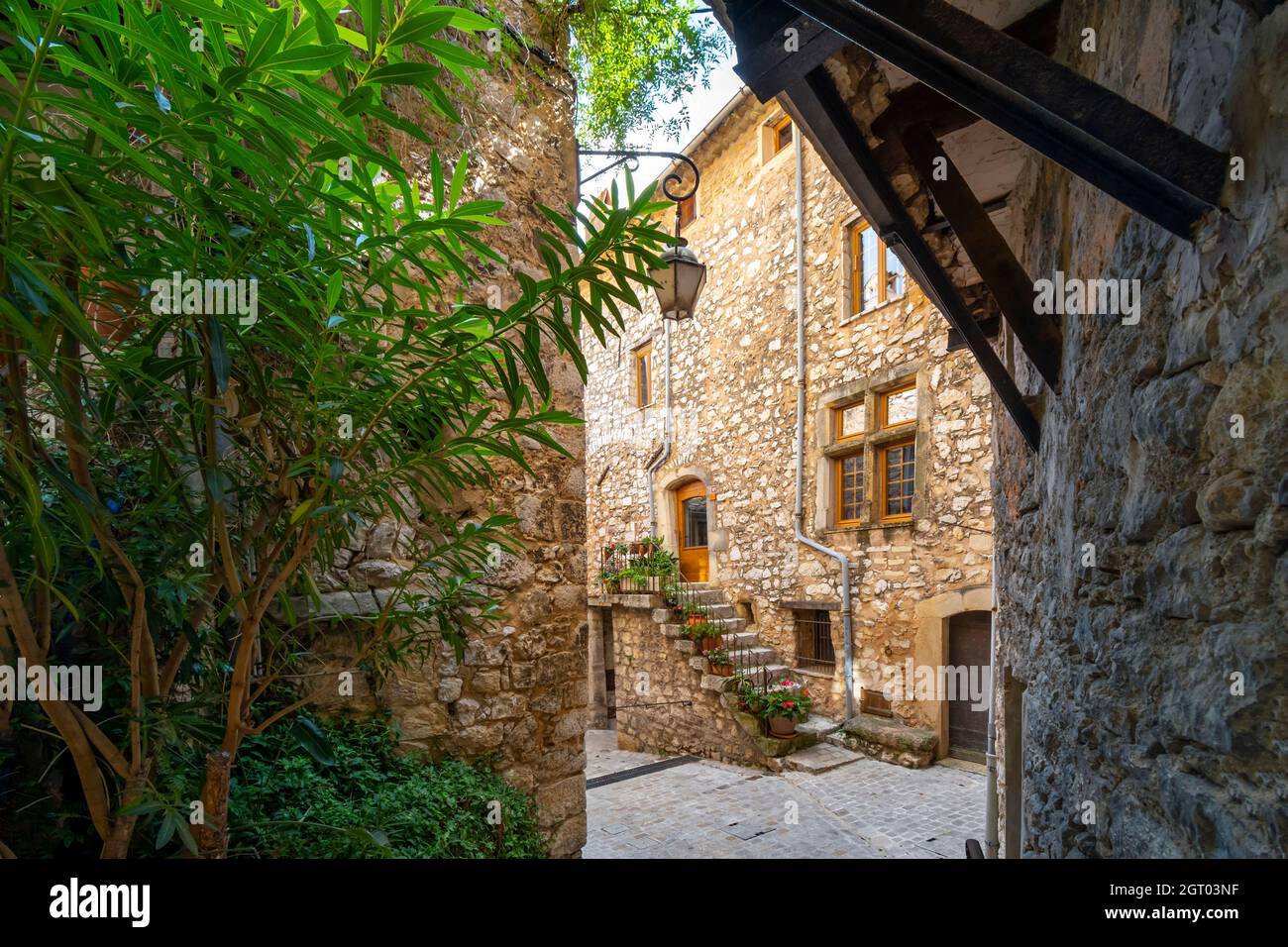 Wohnungen und Geschäfte in den engen Gassen und verwinkelten Gassen des mittelalterlichen Dorf Tourrettes sur Loup in Süd frankreich. Stockfoto