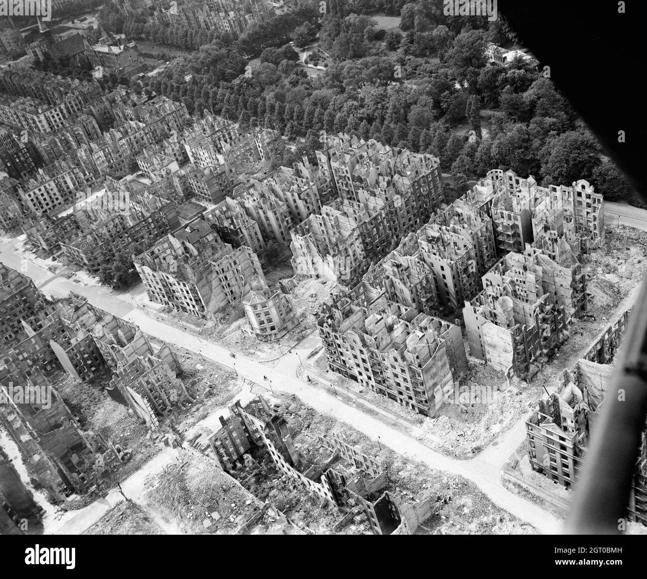 Der Hamburger Stadtteil Eilbek, Deutschland nach dem Feuersturm, der sich während des Angriffs des Bomberkommandos in der Nacht vom 27/28. Juli 1943 (Operation GOMORRAH) entwickelte. Die schräg von links oben nach rechts unten verlaufende Straße ist der Eilbeker Weg, der von der Rückertstraße durchquert wird. Stockfoto