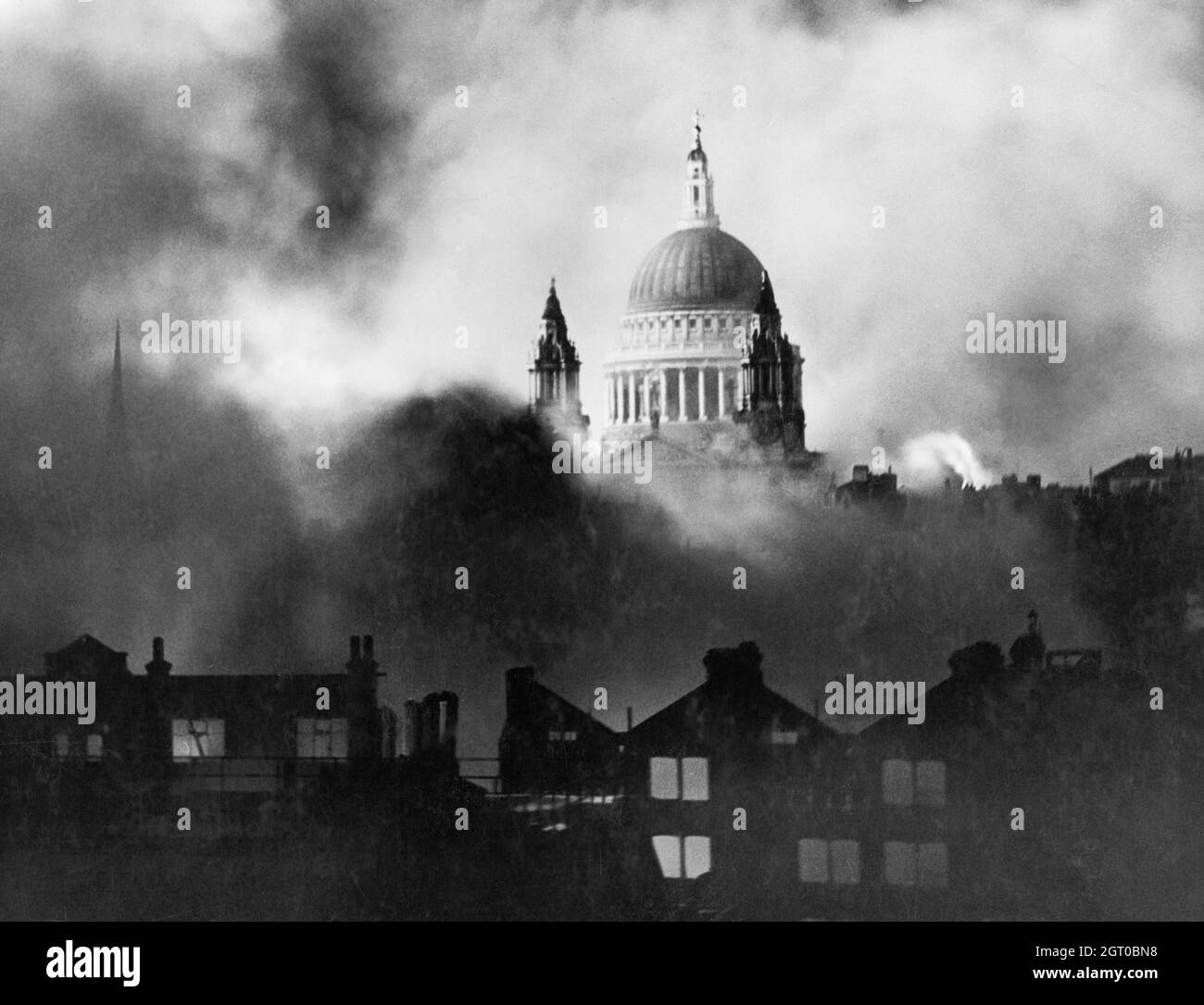 Die St. Pauls Cathedral erhebt sich während eines Luftangriffs am 29/30. Dezember 1940 über dem Rauch brennender Gebäude Stockfoto