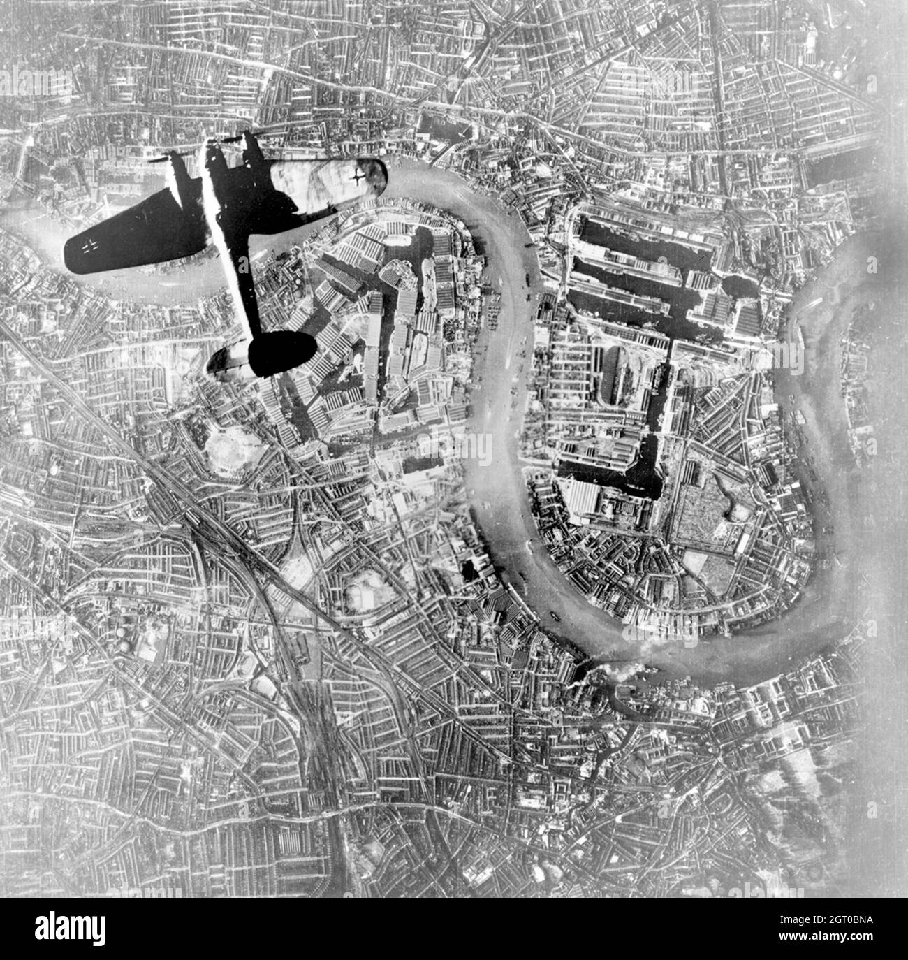Ein deutscher Heinkel He 111 Bomber der Luftwaffe, der am 7. September 1940 zu Beginn der abendlichen Razzien der Luftwaffe über Wapping und die Isle of Dogs im East End von London fliegt. Stockfoto