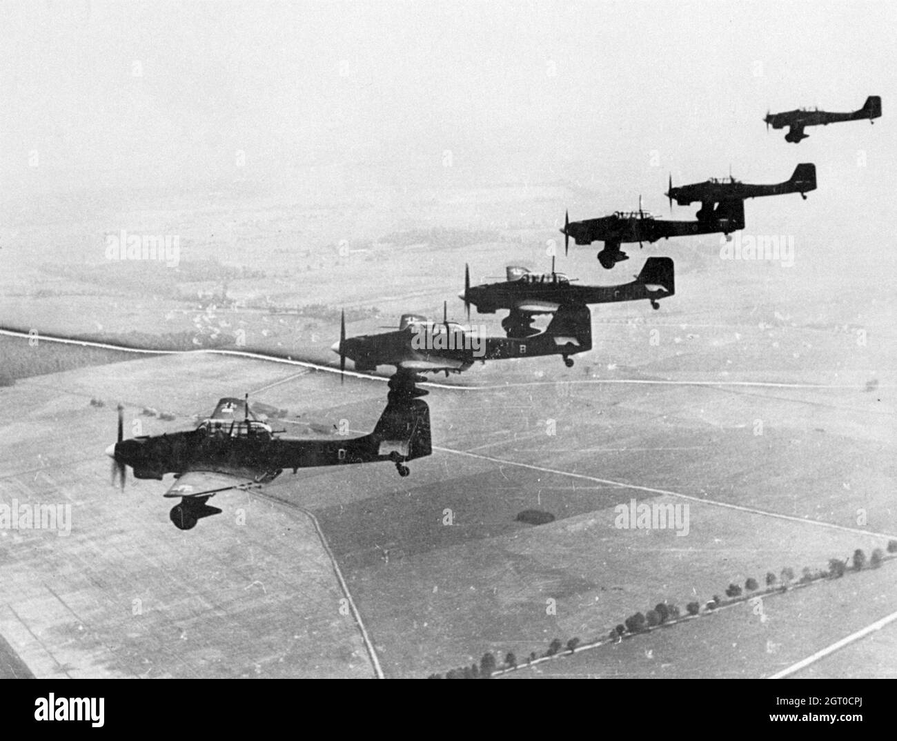 Junkers Ju-87 Stuka-Tauchbomber fliegen im 2. Weltkrieg in Formation über Polen Stockfoto