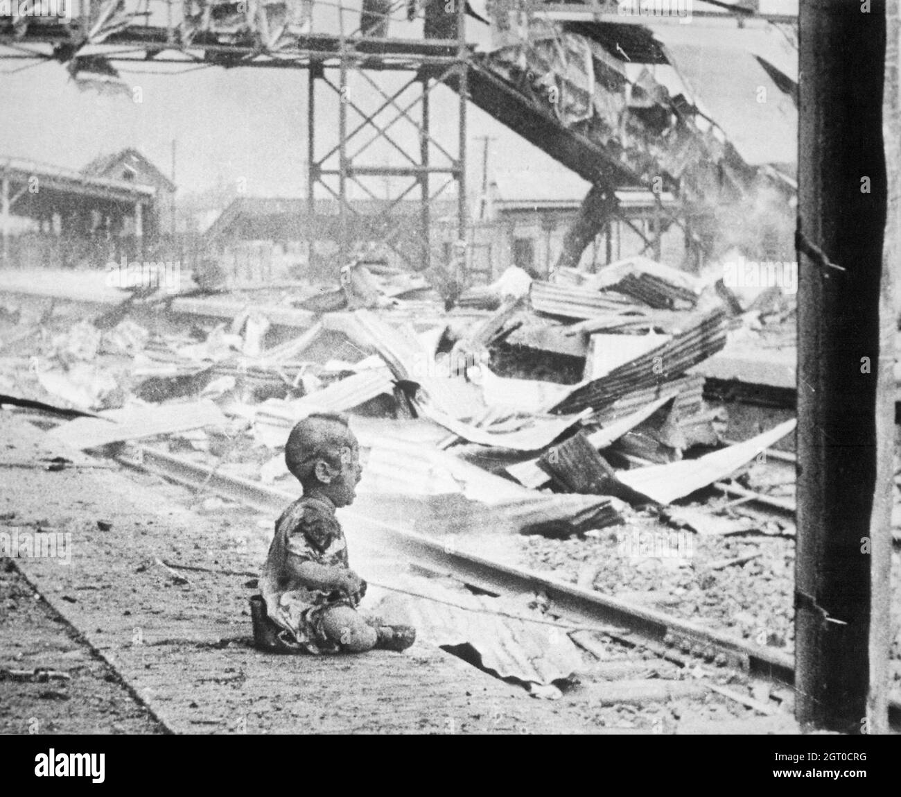 Ein herzzerreißendes Foto mit dem Titel Bloody Saturday, das ein verbranntes und verängstigtes Baby in Shanghais Südstation nach einem japanischen Luftangriff zeigt Stockfoto