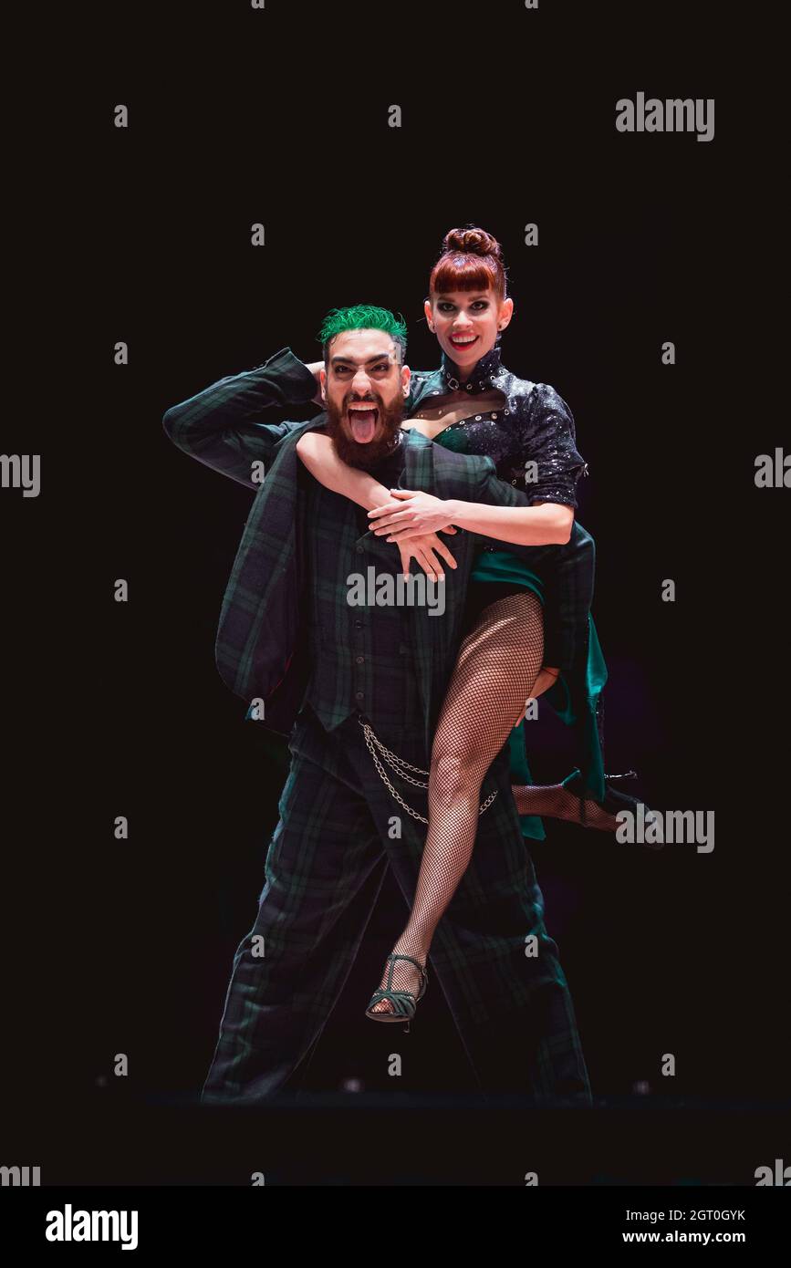 25. September 2021, Argentinien, Buenos Aires: Emmanuel Casal und Yanina Muzyka tanzen im Finale der Tango-Weltmeisterschaft. Stockfoto