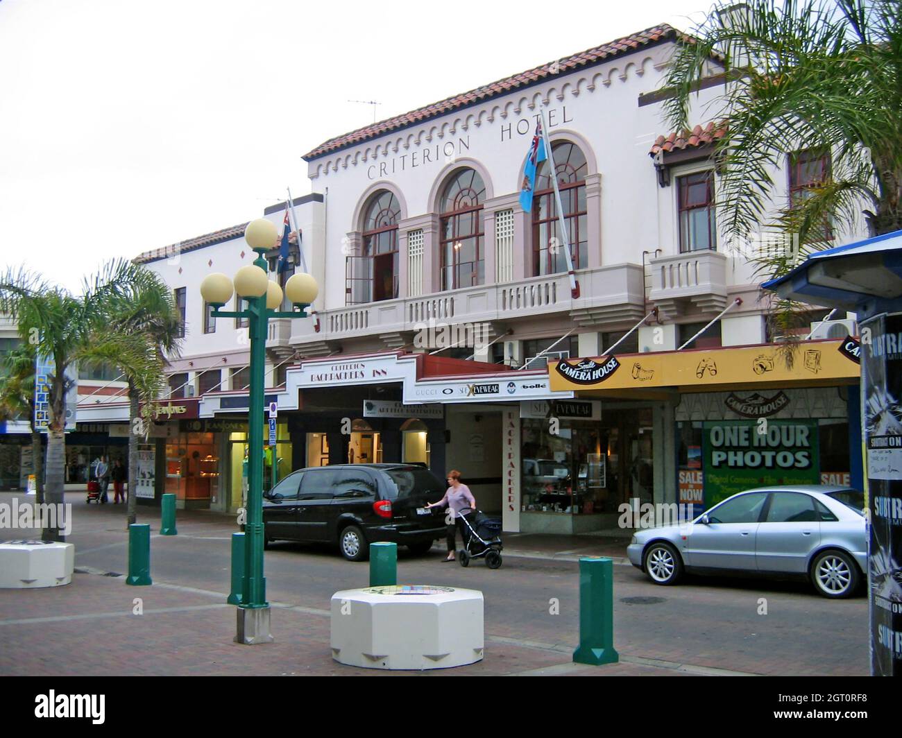 Das Criterion Hotel in Napier, Neuseeland, wurde 1933 eröffnet. Die spanische Architektur im Mission-Stil mit Art Deco-Einfluss im zentralen Geschäftsviertel war ursprünglich ein Luxushotel, wurde aber im Laufe der Jahre zu einem Backpacker. Das architektonische Erbe des Gebäudes, zusammen mit mehr als 160 Gebäuden in der Umgebung, ist ein wichtiger Touristenheranziehen. Das von Ernest Arthur Williams entworfene und von WM Angus erbaute Gebäude wurde im Jahr 1930s nach dem verheerenden Erdbeben in der Hawkes Bay im Jahr 1931 errichtet, bei dem das ursprüngliche hölzerne Criterion-Gebäude aus dem Jahr 1800s auf dem Niveau stand. Stockfoto
