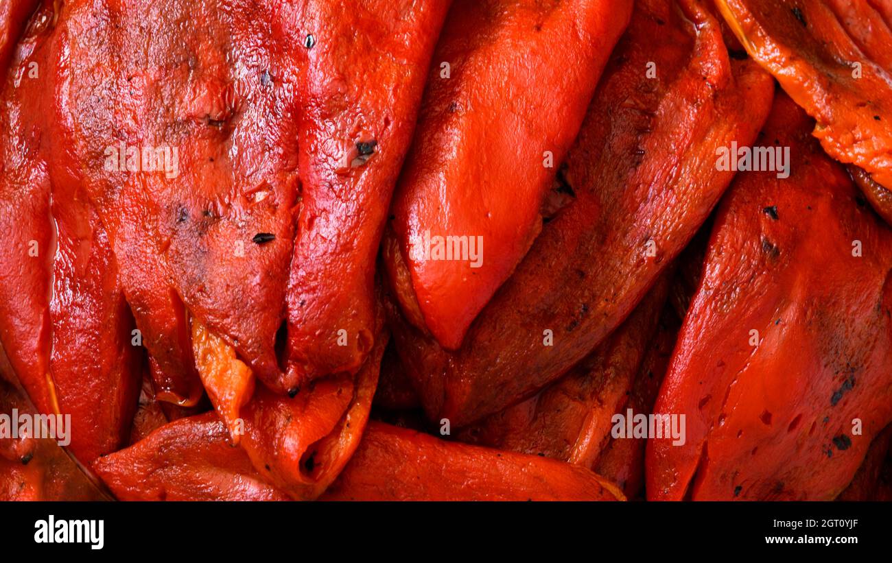 Rote Paprika – frisch geröstet und geschält. Die Ernte von rotem Pfeffer wird natürlich im heimischen Garten angebaut, um für die Familie gesundes Essen zu erhalten. Stockfoto