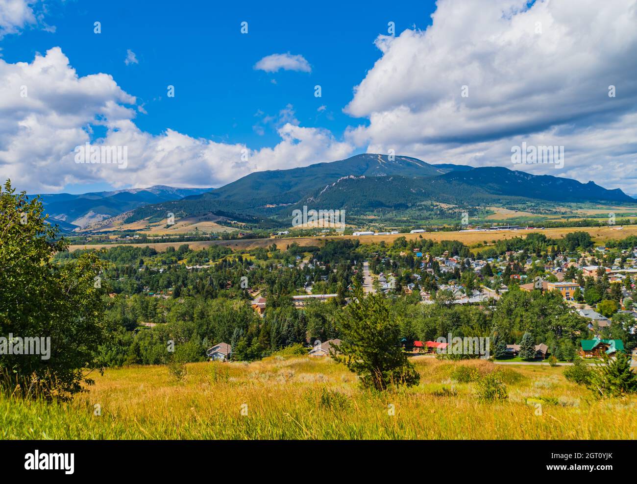 Blick auf Red Lodge, die Stadt, die sich in den Ausläufern der Beartooth Mountains, Montana, befindet Stockfoto