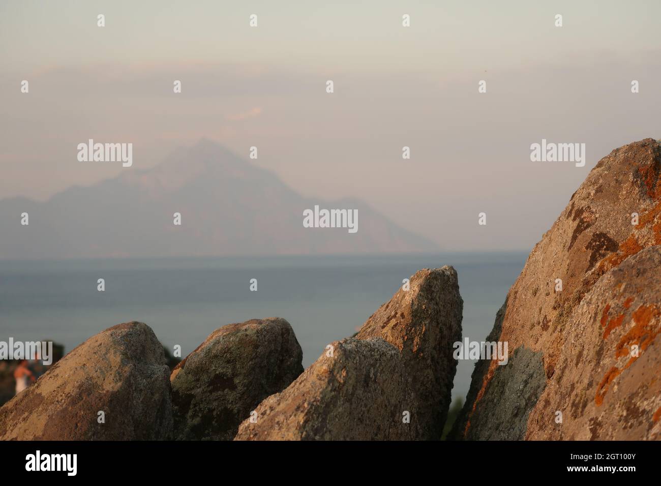 Panoramablick Auf Die Felsen Und Das Meer Gegen Den Himmel Bei Sonnenuntergang Stockfoto