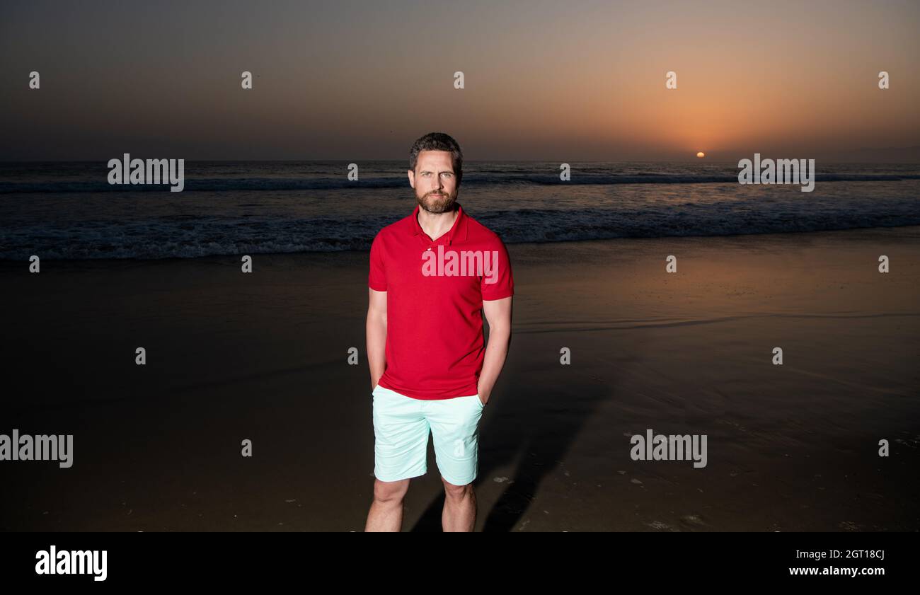 Bärtiger Mann im Hemd. Sommermode. Sommerurlaub. Positive Emotionen. Stockfoto