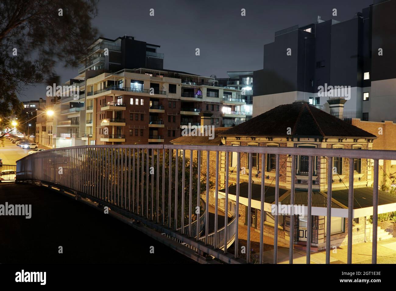 Blick auf Gebäude von einer Fußgängerbrücke über den Princes highway in Kogarah, Sydney. Stockfoto