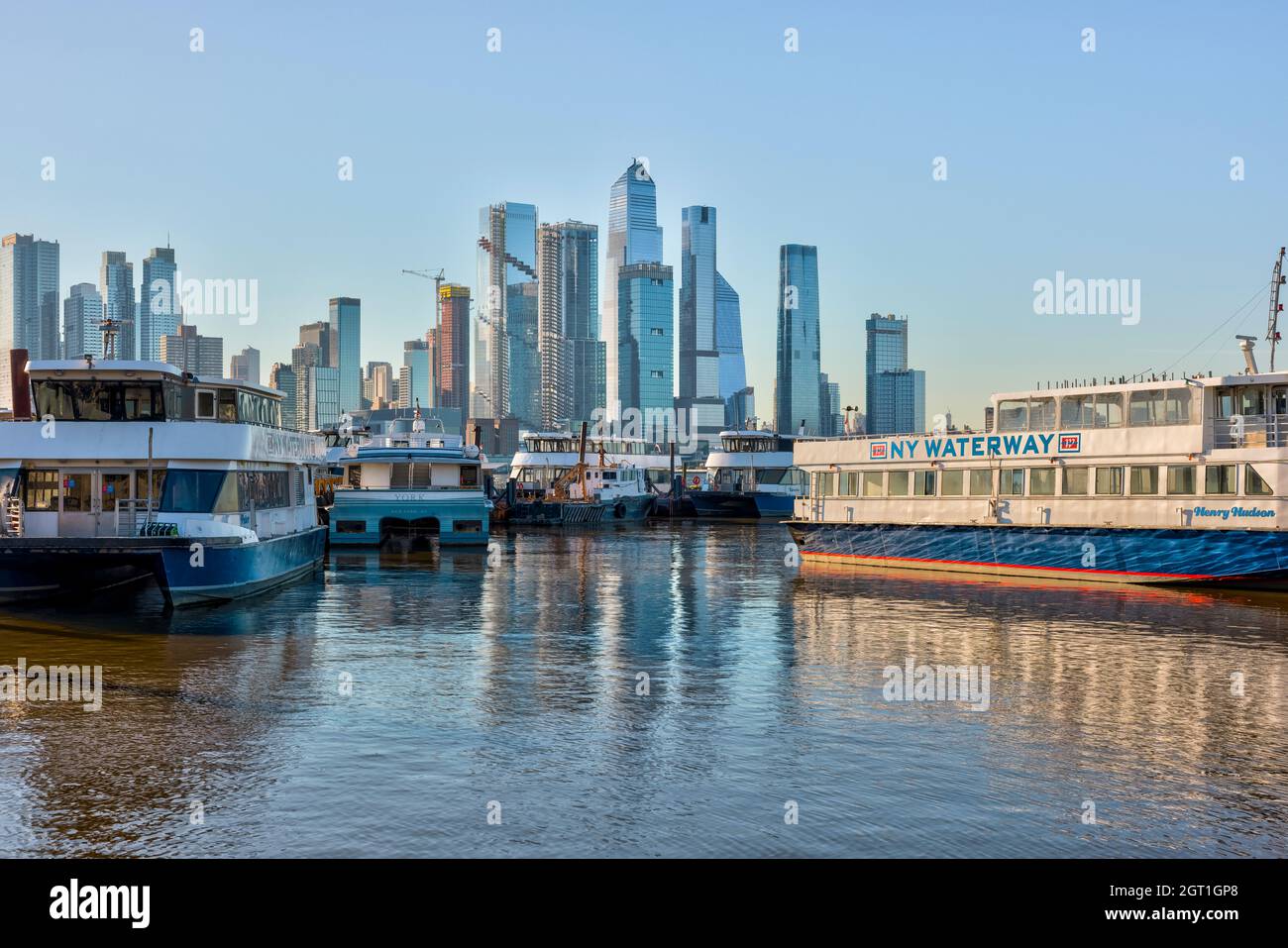NY Waterway Fähren dockten in Weehawken, NJ, mit dem Hudson Yards Development in New York City im Hintergrund. Stockfoto