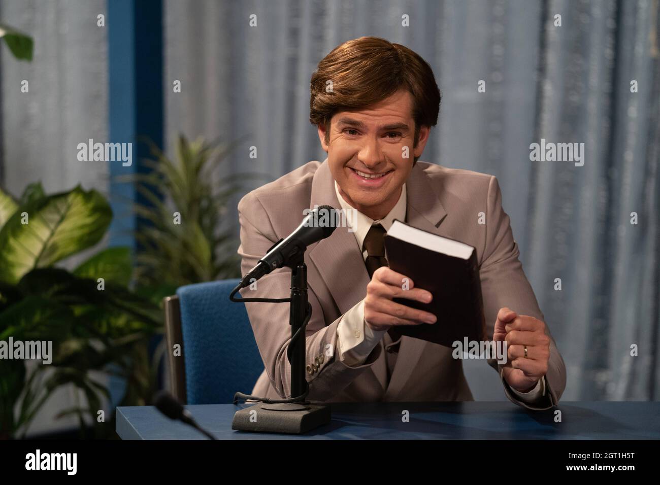 VERÖFFENTLICHUNG: 17. September 2021 TITEL: The Eyes of Tammy Jaye STUDIO: Fox Searchlight Picters REGIE: Michael Showalter PLOT: Ein intimer Blick auf den außergewöhnlichen Aufstieg, den Sturz und die Erlösung des Fernsehanführers Tammy Jaye Bakker. HAUPTROLLE: ANDREW GARFIELD als Jim Bakker. (Kreditbild: © Fox Searchlight Pictures/Entertainment Pictures) Stockfoto