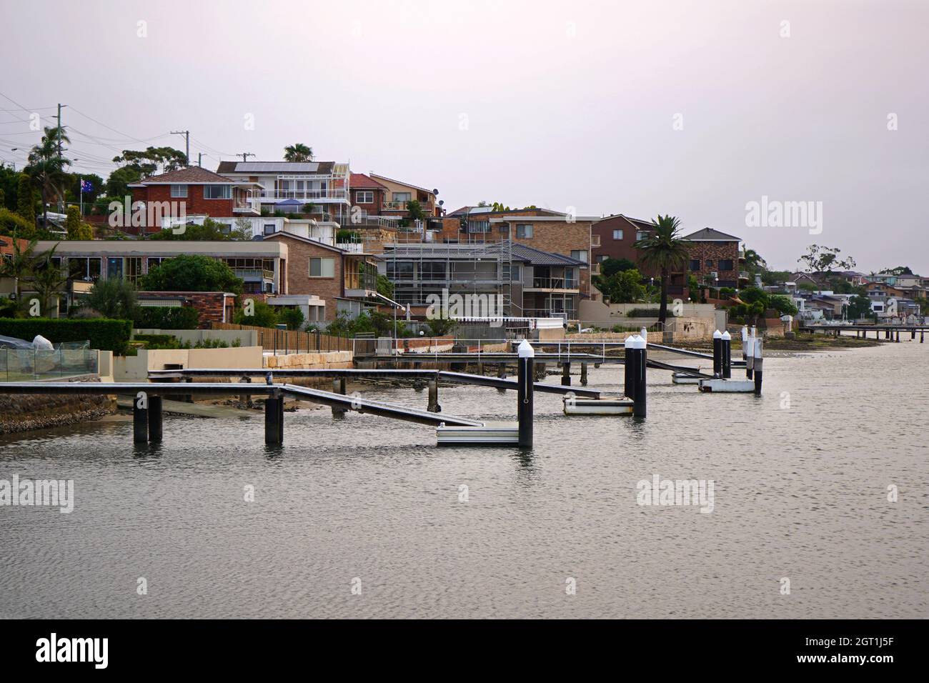 Häuser am Wasser mit Piers in Sans Souci, einem Vorort im Süden Sydneys. Stockfoto