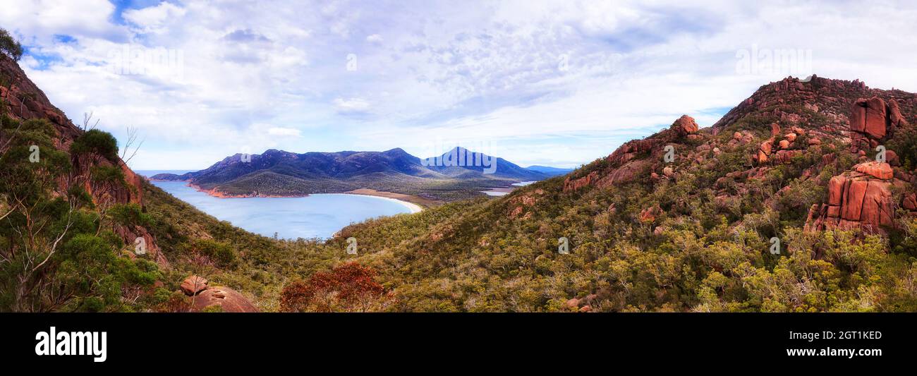 Panorama des Wineglass Bay Beach auf der Halbinsel Freycinet und des Nationalparks von Tasmanien von der Höhe des Mount Lookout. Stockfoto