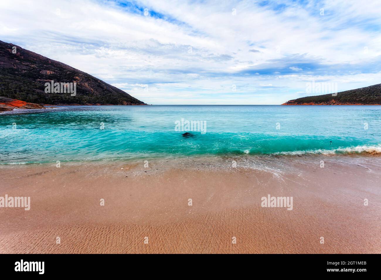 Weißer Sand und kristallklares Wasser am Strand der Wineglass Bay auf der tasmanischen Halbinsel Freycinet und im abgelegenen Nationalpark. Stockfoto
