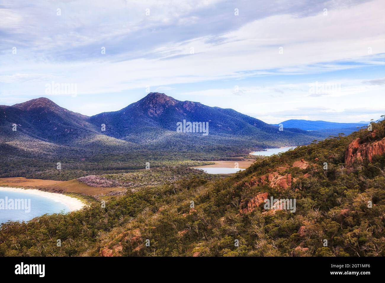 Wineglass Bay Beach von der Höhe des Mount Lookout auf der Halbinsel Freycinet in Tasmanien, Australien. Stockfoto