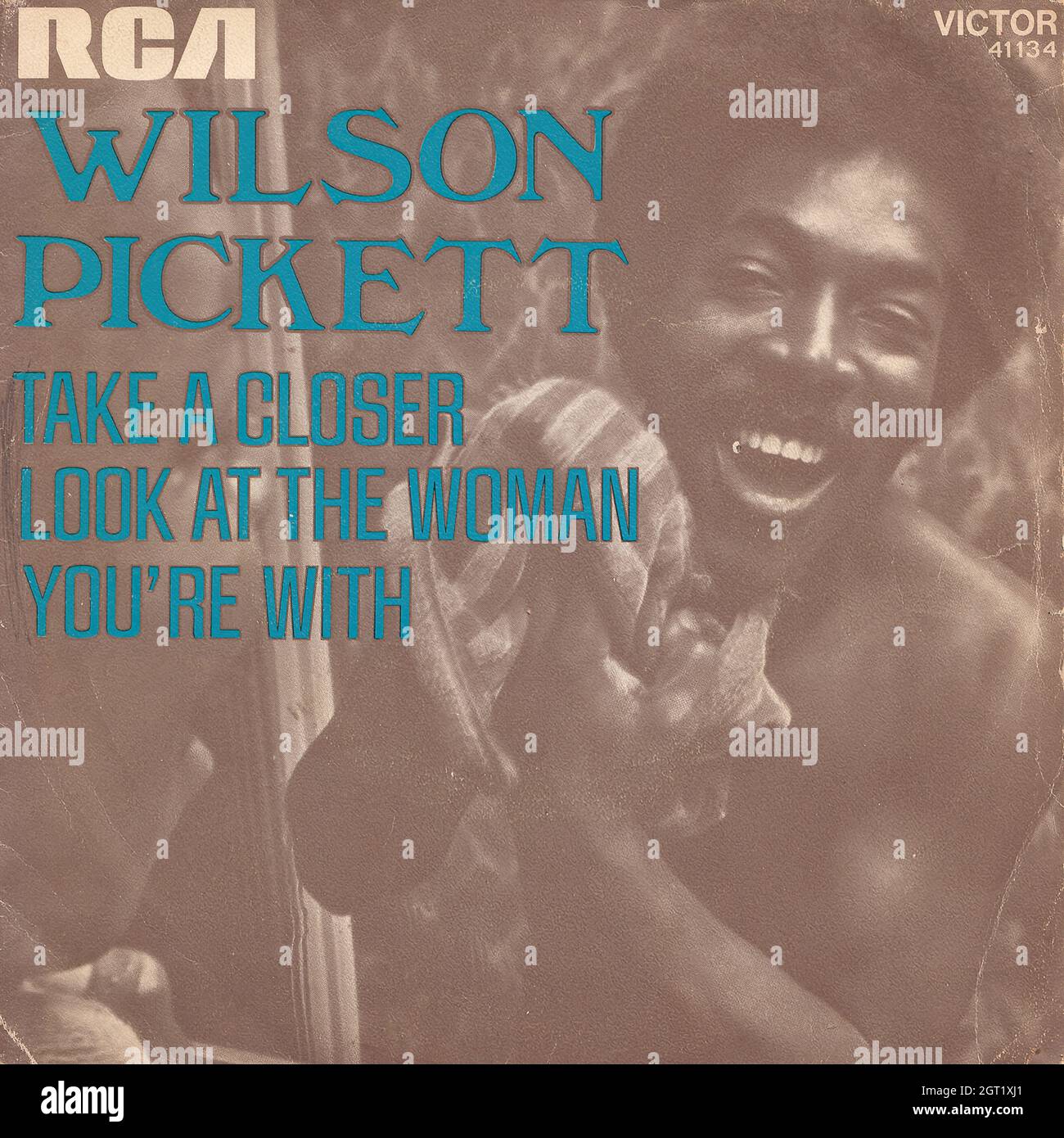 Wilson Pickett - Sehen Sie sich die Frau mit 45rpm - Vintage Vinyl Record Cover genauer an Stockfoto