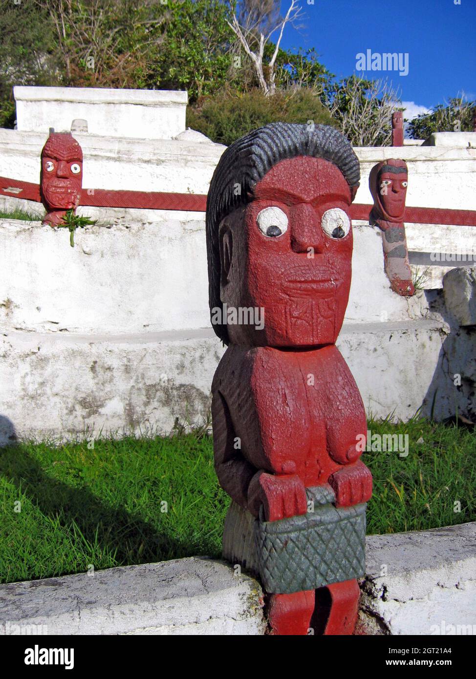Historischer Tekoteko, Holzschnitzereien von Vorfahren, schmückt den oberirdischen Friedhof in Whaka Village, Rotorua, Neuseeland. Stockfoto