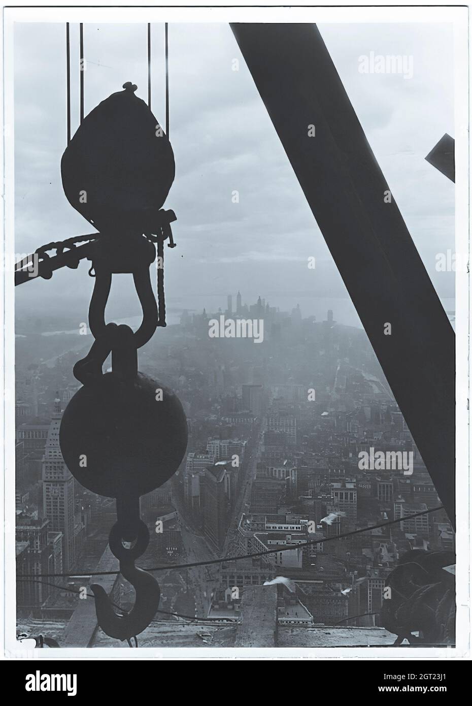 EMPIRE STATE BUILDING NY, NY 1930 - 1931. Allgemeine und detaillierte Ansichten des im Bau befindlichen Empire State Building, in denen Arbeiter verschiedene Aufgaben wie das Positionieren, Schweißen und Nieten von Stahl, das Heben von Materialien und Hilfsgütern sowie das Betreiben und Reparieren von Maschinen zeigen. Es gibt auch eine Vogelperspektive auf Midtown Manhattan, die andere Gebäude zeigt, die im Bau sind. Fotografien von: Hine, Lewis Wickes, 1874-1940 . Stockfoto