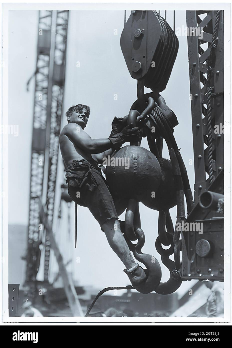 EMPIRE STATE BUILDING NY, NY 1930 - 1931. Allgemeine und detaillierte Ansichten des im Bau befindlichen Empire State Building, in denen Arbeiter verschiedene Aufgaben wie das Positionieren, Schweißen und Nieten von Stahl, das Heben von Materialien und Hilfsgütern sowie das Betreiben und Reparieren von Maschinen zeigen. Es gibt auch eine Vogelperspektive auf Midtown Manhattan, die andere Gebäude zeigt, die im Bau sind. Fotografien von: Hine, Lewis Wickes, 1874-1940 . Stockfoto