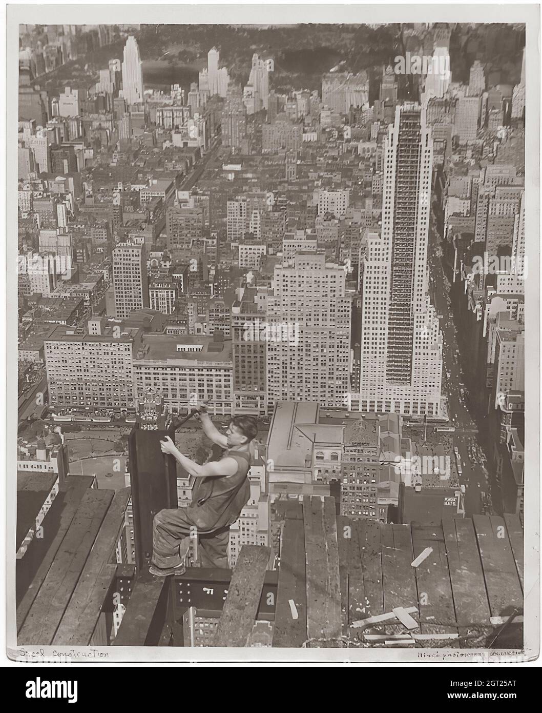 EMPIRE STATE BUILDING NY, NY 1930 - 1931. Allgemeine und detaillierte Ansichten des im Bau befindlichen Empire State Building, in denen Arbeiter verschiedene Aufgaben wie das Positionieren, Schweißen und Nieten von Stahl, das Heben von Materialien und Hilfsgütern sowie das Betreiben und Reparieren von Maschinen zeigen. Es gibt auch eine Vogelperspektive auf Midtown Manhattan, die andere Gebäude zeigt, die im Bau sind. Fotografien von: Hine, Lewis Wickes, 1874-1940 . Stockfoto