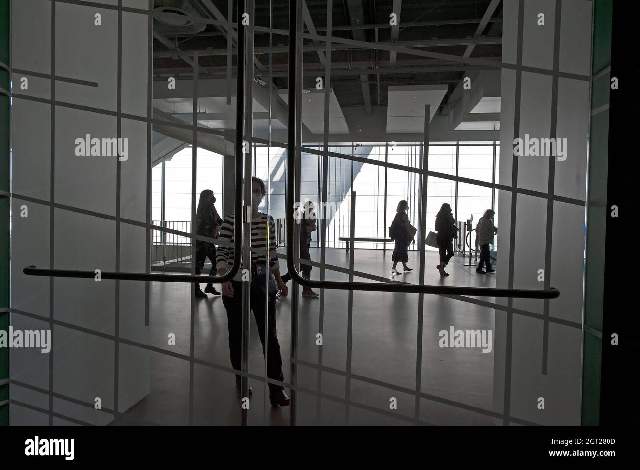 Frau, die eine Ausstellung im Academy Museum of Motion Picturs in Los Angeles, Kalifornien, betrat Stockfoto
