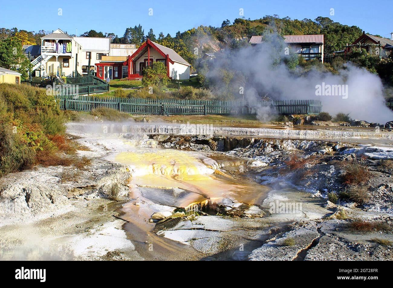 Rotorua auf der Nordinsel Neuseelands ist bekannt für seine geothermische Aktivität einschließlich seines durchdringenden Schwefelgeruchs. Im Inneren von Rotorua befindet sich das Dorf Whakareareewa, ein traditionelles lebendes Maori-Dorf. Die Landschaft ist bekannt für ihre einzigartige geothermische Landschaft und die traditionellen Maori, die in ihr kulturell gediehen sind. Stockfoto