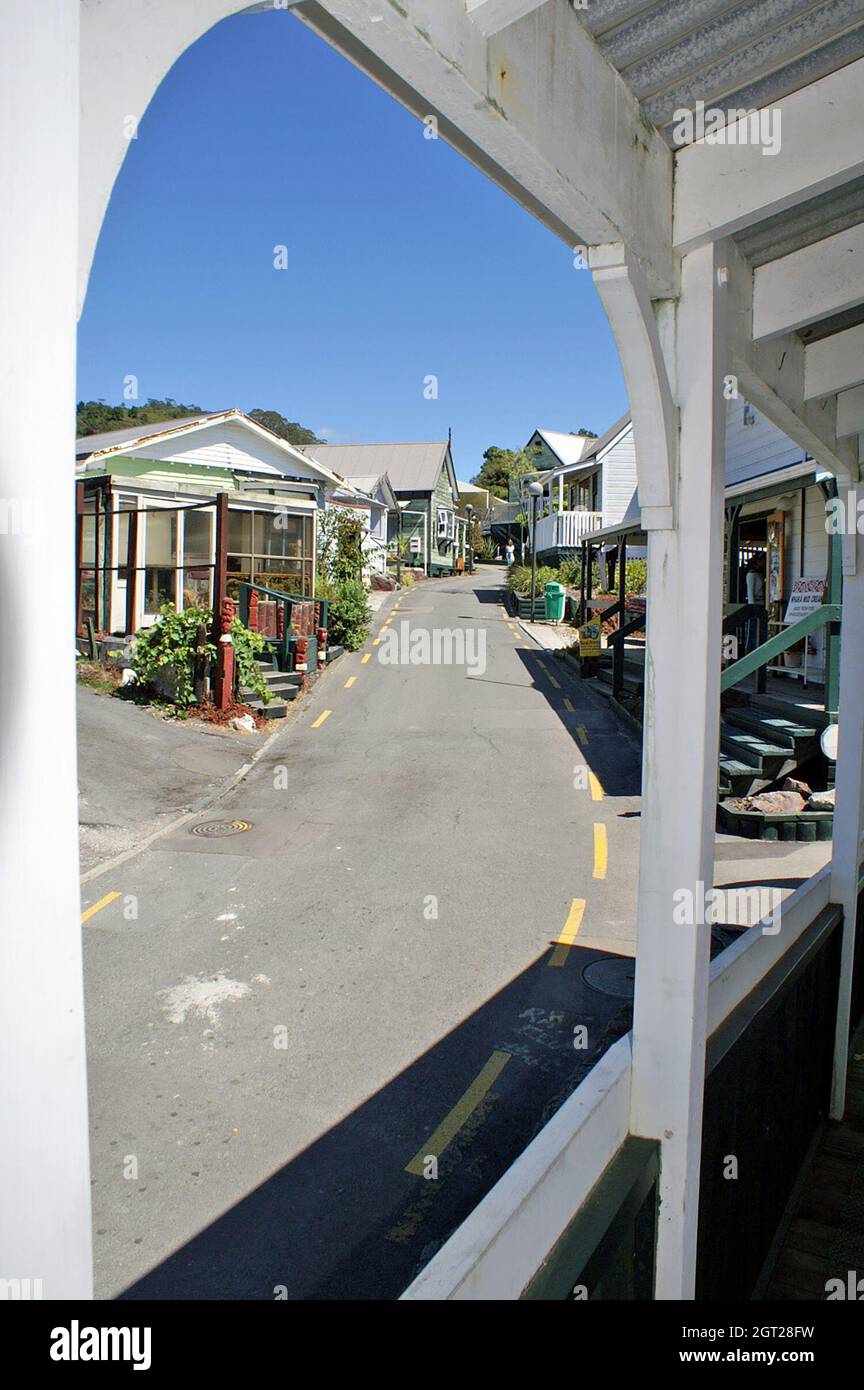 Die Tukiterangi Street gilt als Hauptstraße im Dorf Whaka, einem lebenden Maori-Dorf in Rotorua, Neuseeland. Stockfoto